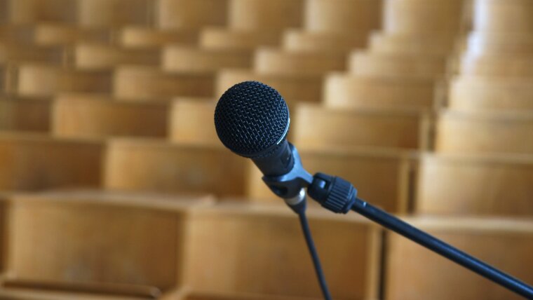 Mirkrofon in einem Hörsaal